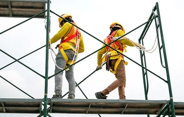 Scaffolding is installed in front of buildings for construction work at high altitudes.