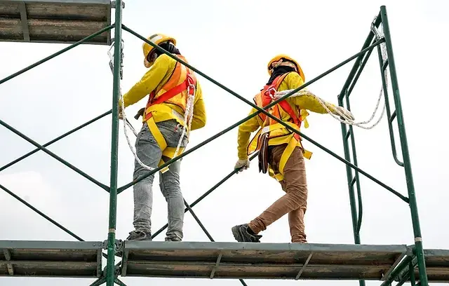 Scaffolding dipasang di hadapan bangunan untuk kerja pembinaan di tempat tinggi.
