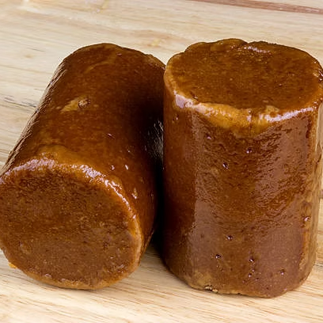 Kek pandan gula melaka dengan topping krim keju dan hiasan daun pandan