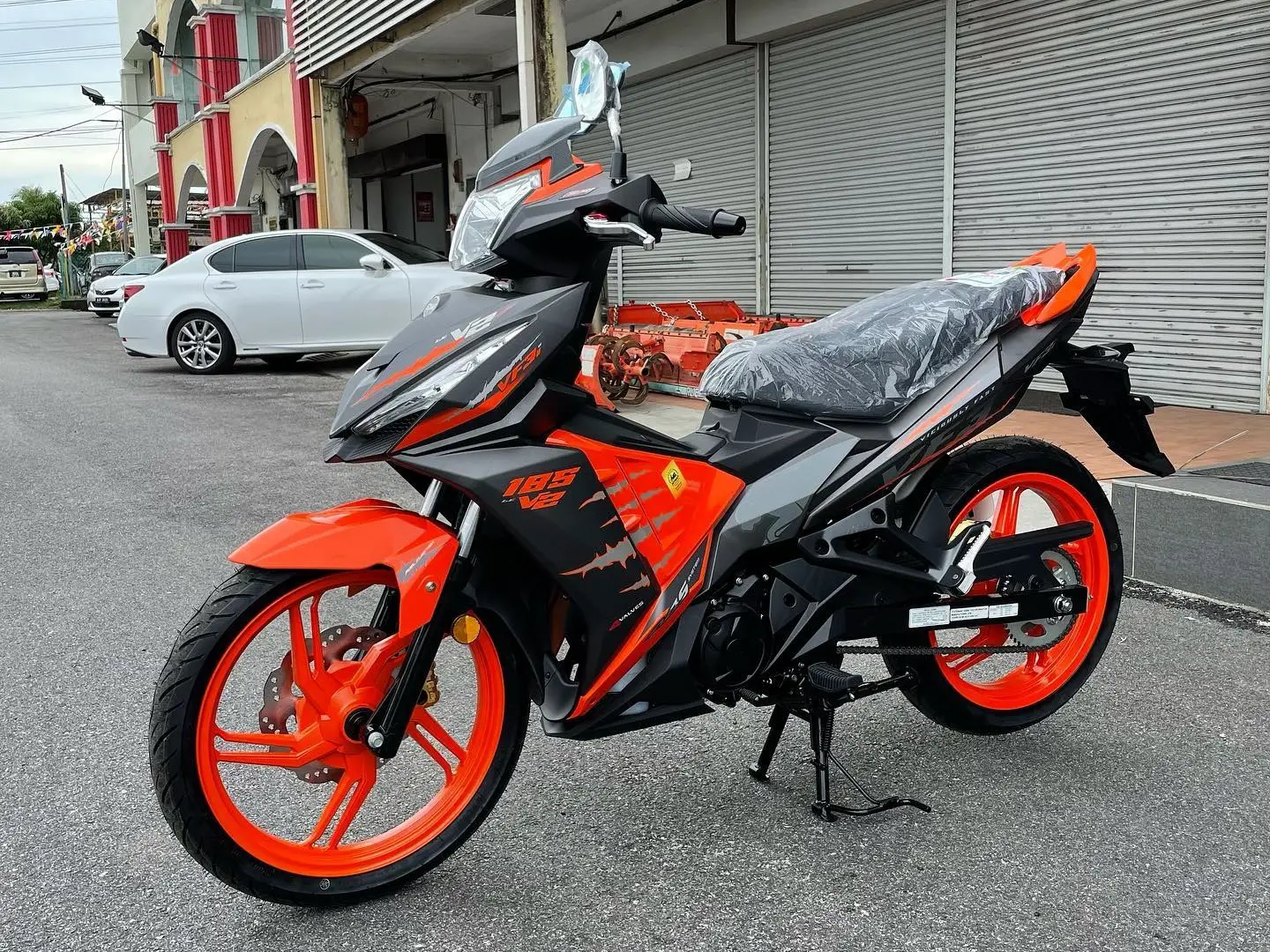 A captivating view of the SYM 185 motorcycle, inviting you to delve into its detailed specifications