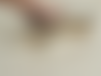 Grout simen sedang dibancuh dengan nisbah air yang tepat di dalam baldi plastik