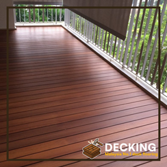 Ruang decking taman tropika dengan tempat duduk outdoor yang cozy
