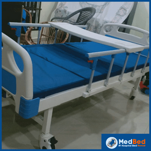 Penjaga membantu pesakit warga emas melaras katil hospital