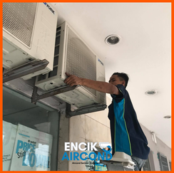 Peralatan repair aircond di sebelah unit penghawa dingin yang dibuka
