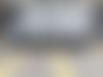 Lori penghantaran sejuk putih berhenti di tepi jalan, hari cerah, latar bangunan & pokok hijau