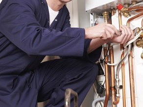 Juruteknik menjalankan kerja pembaikan paip di rumah kediaman Malaysia