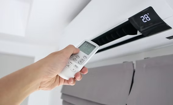 Pasukan servis aircond near me memeriksa aliran udara pada unit dalaman yang baru dipasang.