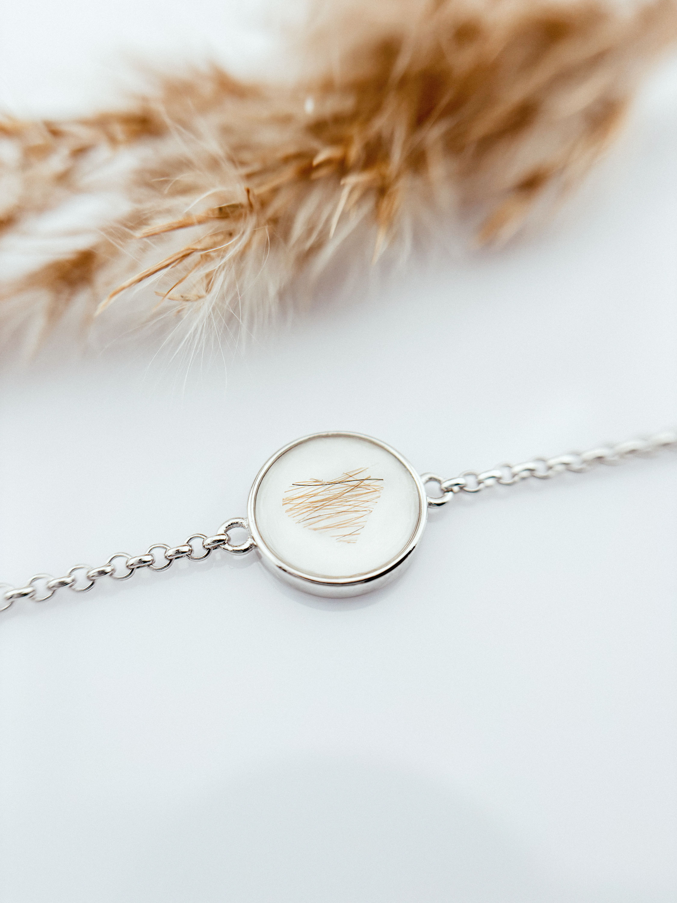 Zilveren moedermelk armband Liv met haarlokje als blijvende herinnering aan een bijzondere periode