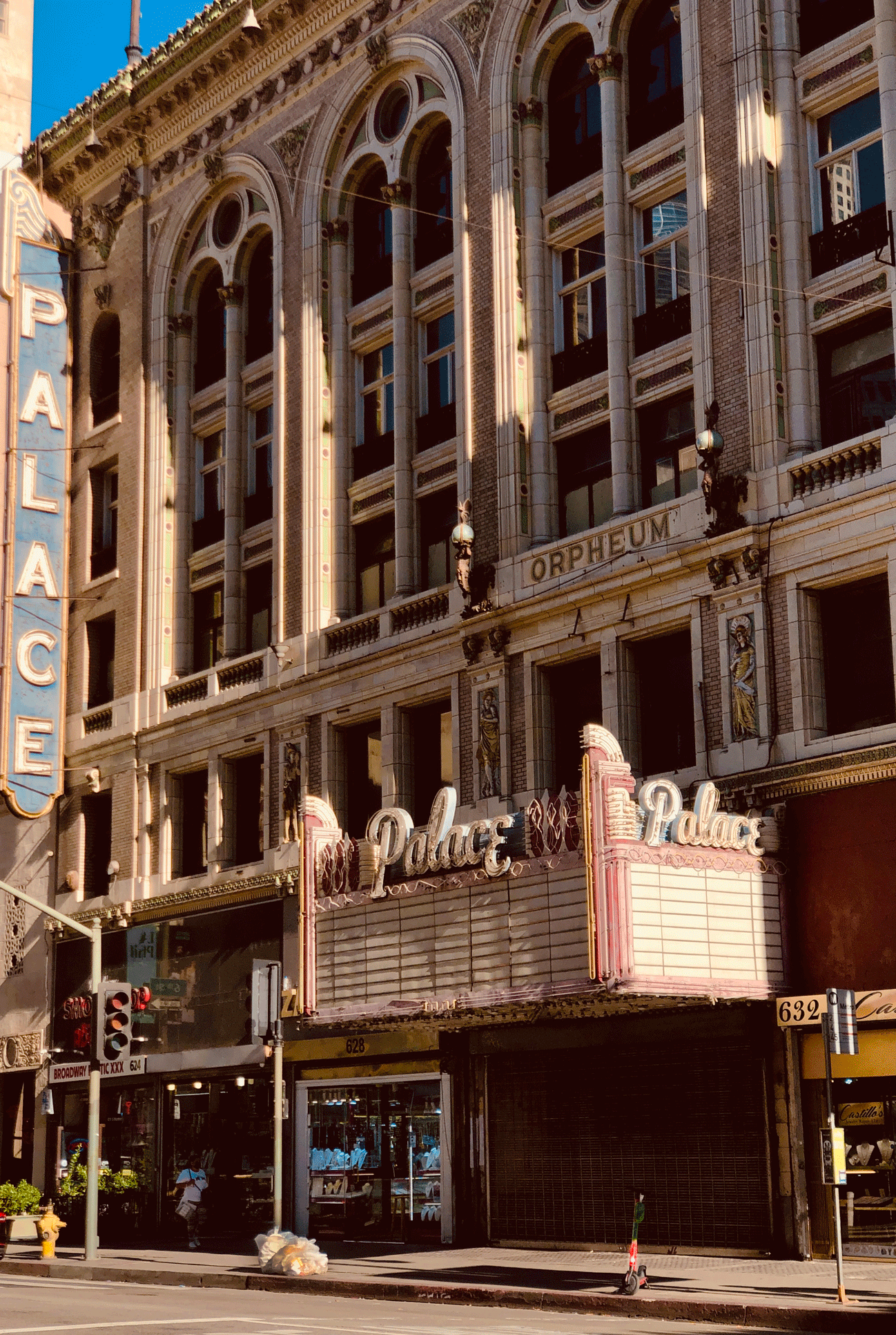 172L.A-Palace1-Chantal-Stoman©2021.gif