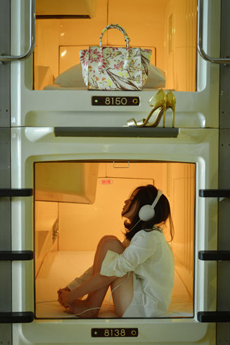 CAPSULE HOTEL