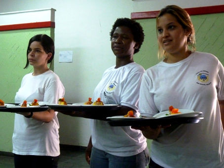 Capacitando comunidades por meio de treinamento em hospitalidade