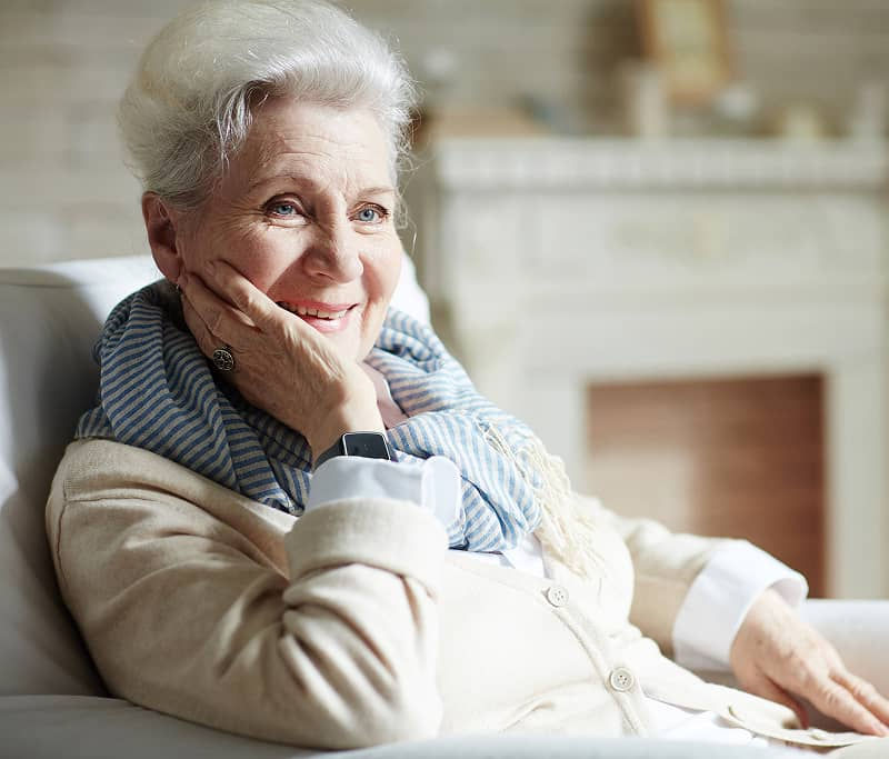femme agée avec bouton de téléassistance arkea care