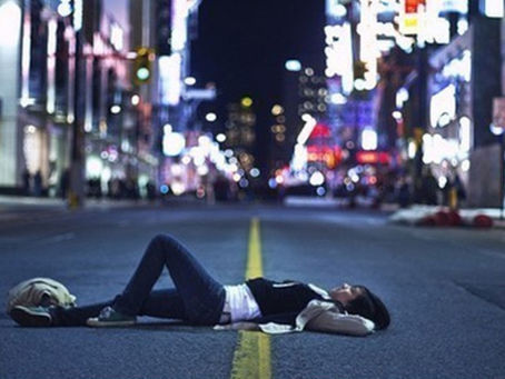 Άσε ότι σε πονά στο παρελθόν αν θες να μπορέσεις να δεις το μέλλον σου!!