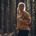 Vrouw buiten wandelen