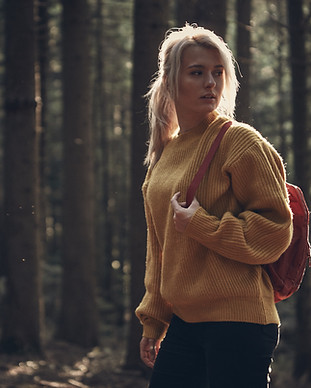 Vrouw buiten wandelen
