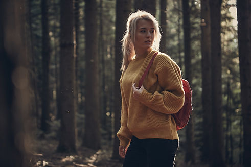 Kvinna Vandring Utomhus