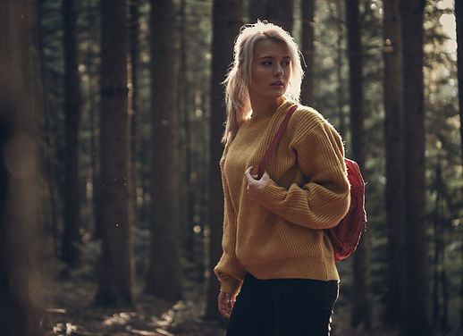 Frau im Freien Wandern
