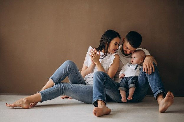 Familia feliz con su primer hijo_ _ Foto Gratis.jpg