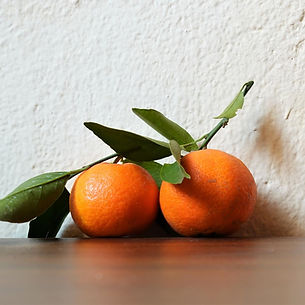 Mandarini con delle foglie su un tavolo