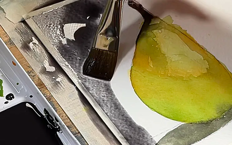 colore grigio con un pennello su un acquerello di una pera