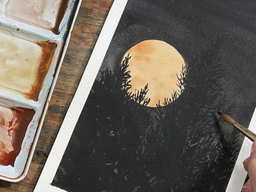 Dipinto ad acquerello con luna piena e sagome di alberi durante la fase di lavorazione