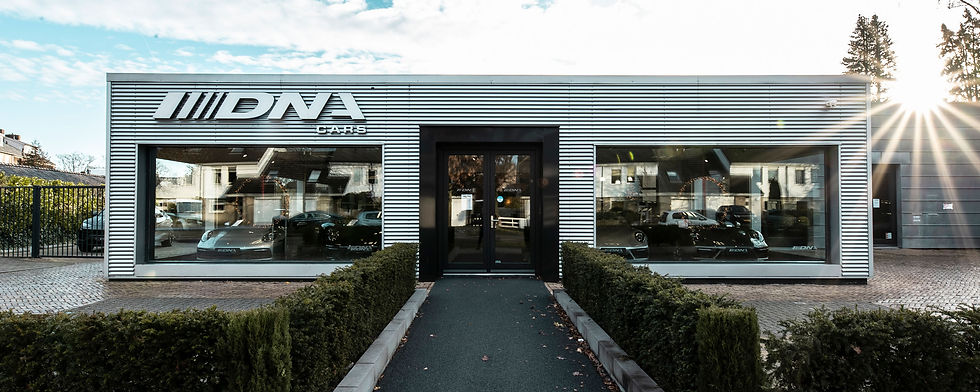 DNA-Cars-Naarden-pand-voorkant-zon.jpg
