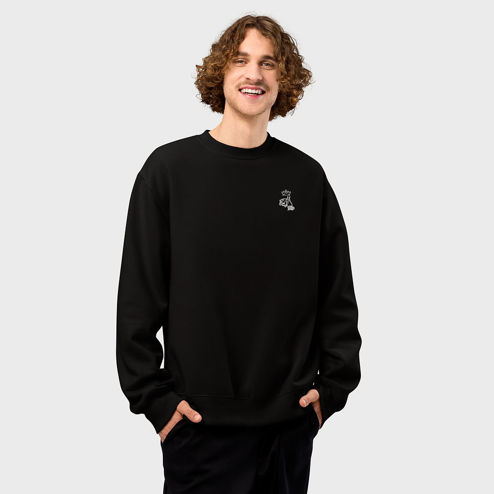 zoom sur le sweatshirt noir oversized brodé Mascotte en blanc cote coeur