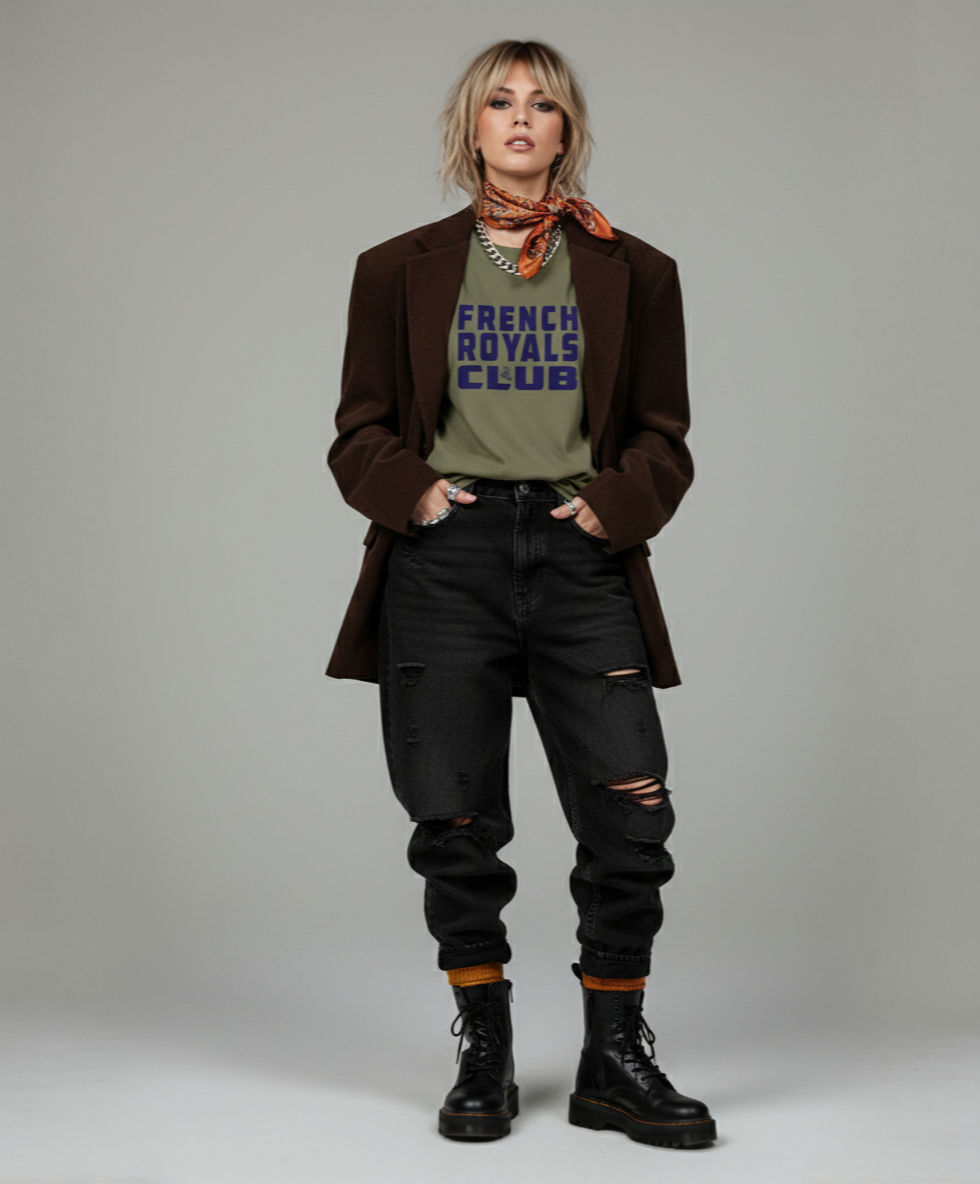 femme blonde rock, t-shirt kaki French Royals Club, blazer oversized chocolat et jean noir