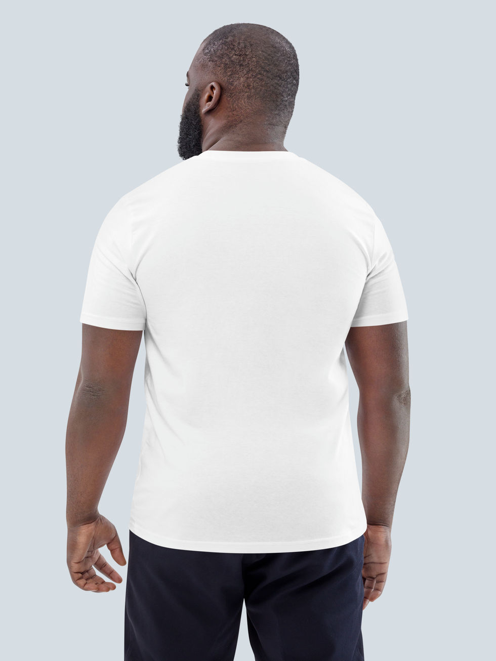 de dos, homme de couleur dans le t-shirt blanc classique imprimé. logo noir basketball Player Shadow