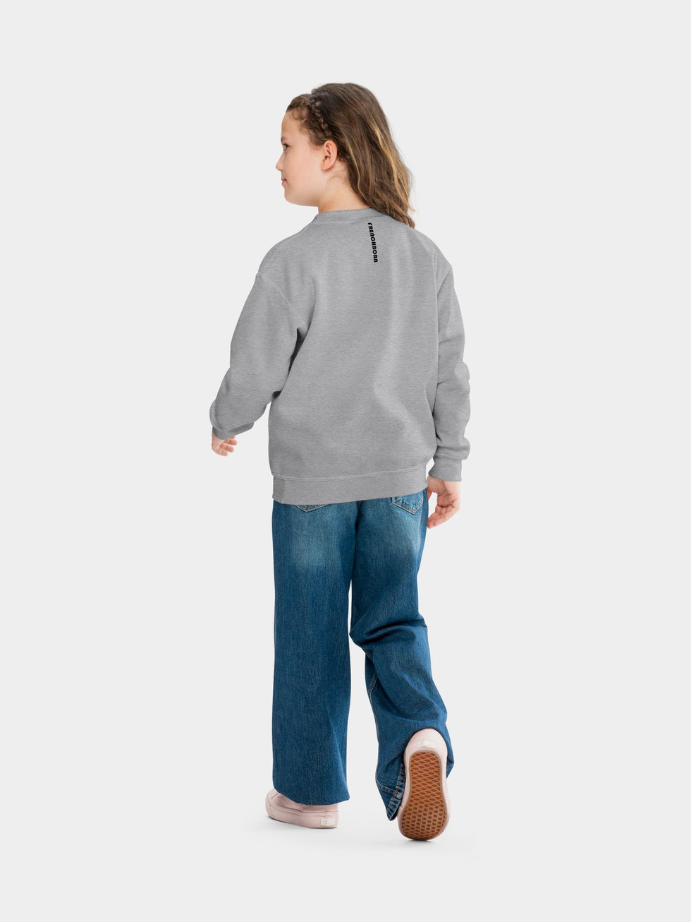 vue de dos d'une fille en jean bleu evasé et sweatshirt gris chiné au logo Spread love devant et Frenchborn dans le dos