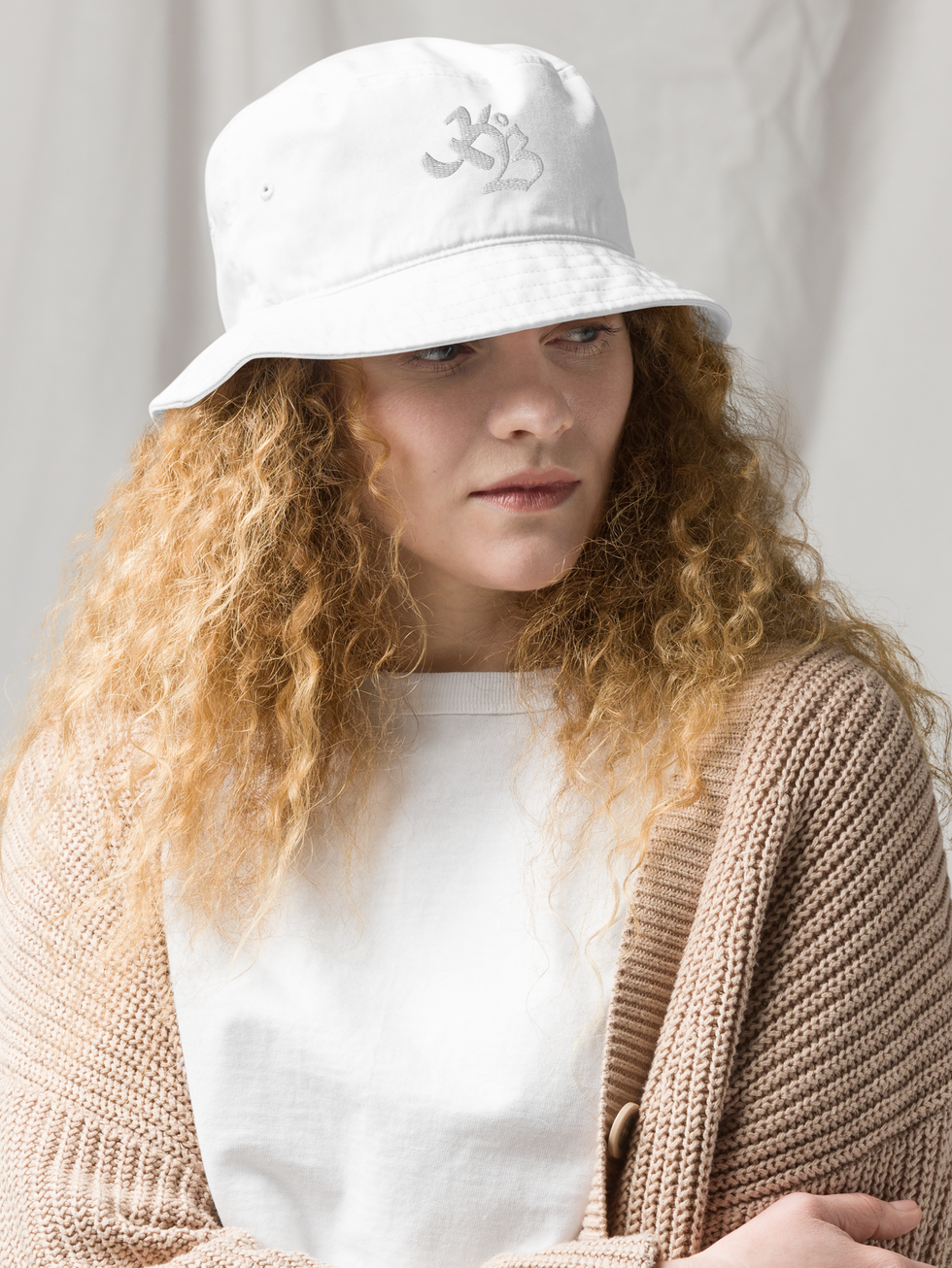 jeune femme blonde portant un bob de couleur blanc brodé en blanc du logo Krew Of Ballers du label FRENCHBORN