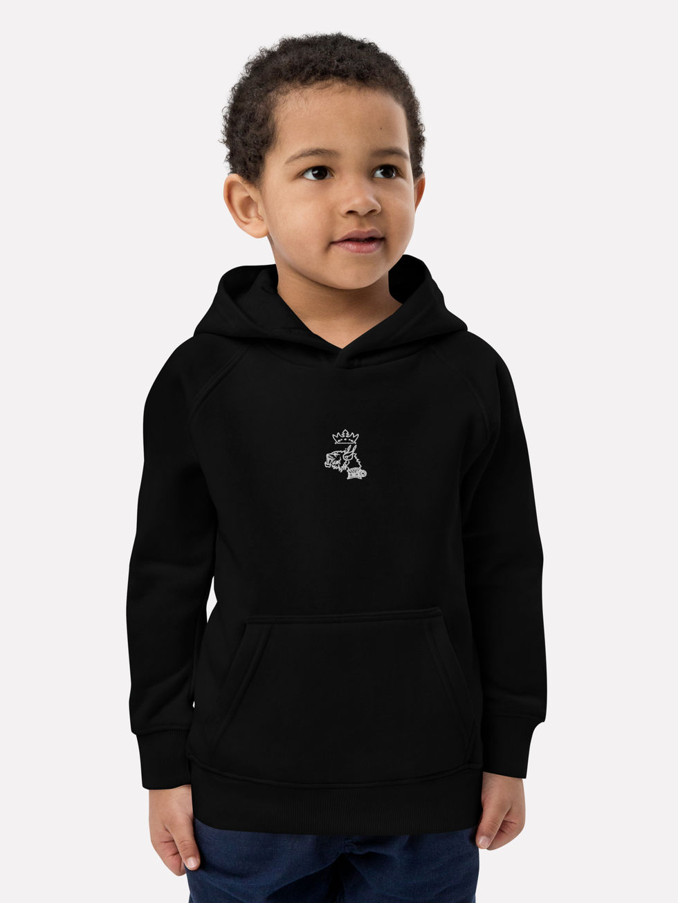 Enfant stylé portant le hoodie Mascotte noir brodé blanc, dans un studio lumineux.