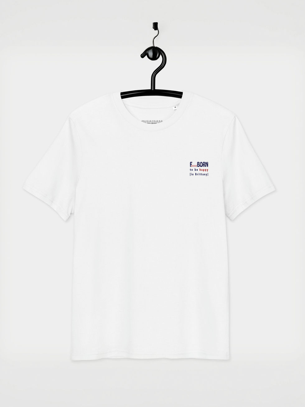 sur cintre noir, un t-shirt blanc au logo "F...born to be happy in Brittany" côté coeur