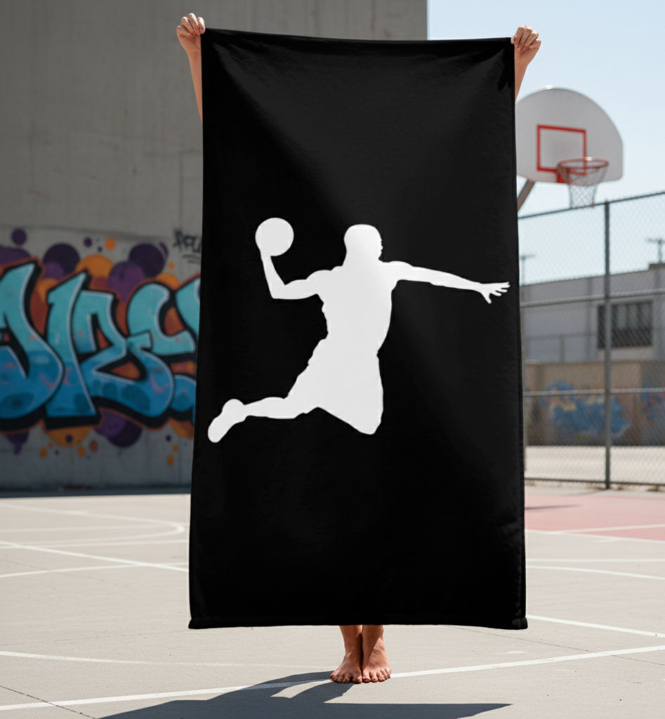 sur terrain de basket, femme presentant la serviette en position verticale pour mieux montrer le motif Player Shadow en blanc