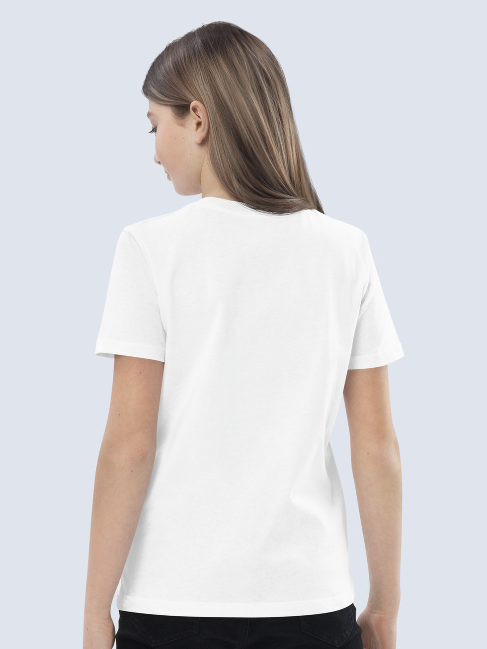 fille de dos dans un tee-shirt blanc qui montre la longueur des manches et le tombé du tee-shirt