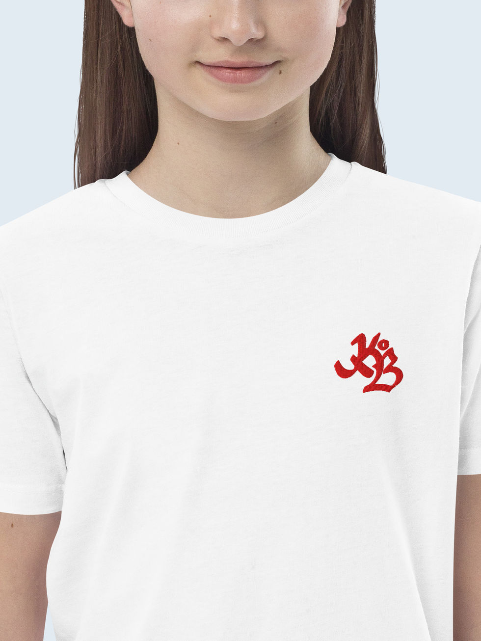 gros plan sur la broderie rouge KOB d'un t-shirt blanc - sigle de la Krew Of ballers, pour les passionnés de ballon