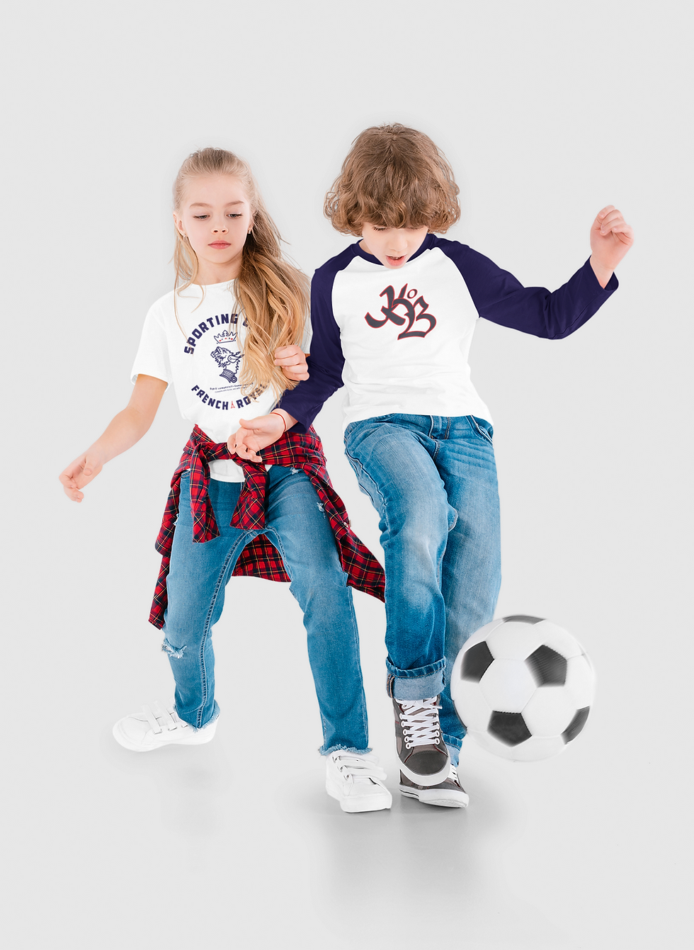 un garçonnet et une fillette jouant avec un ballon de foot, vêtus du tee-shirt SC French Royals et KOB, ambiance sportive