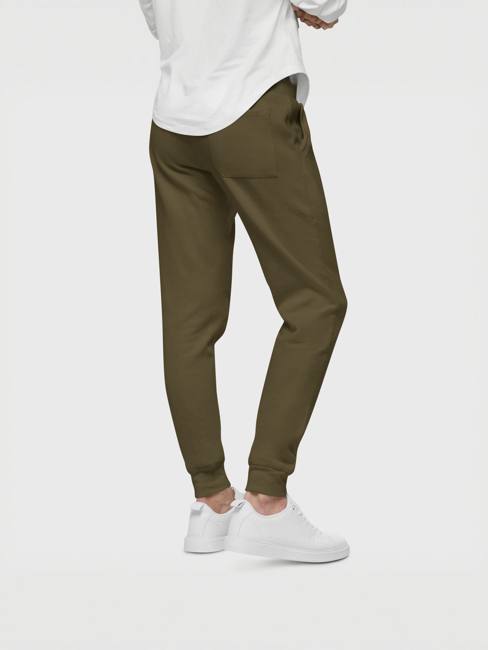 vue de dos d un modele homme portant un jogger en molleton kaki