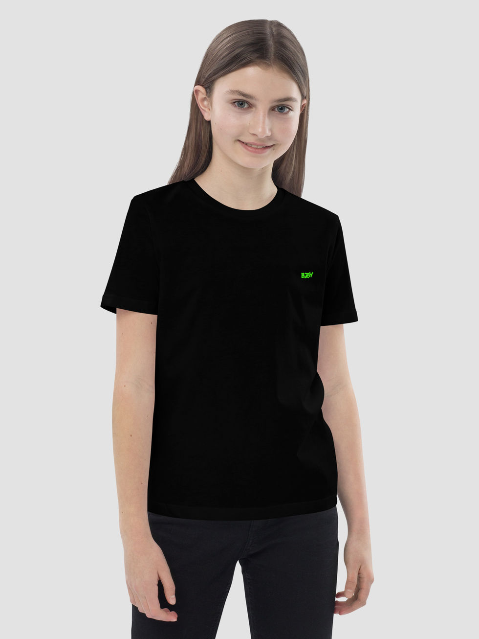 sur fillette caucasienne, t-shirt enfant noir au micro logo bzh de la bretagne, en vert acide cote coeur