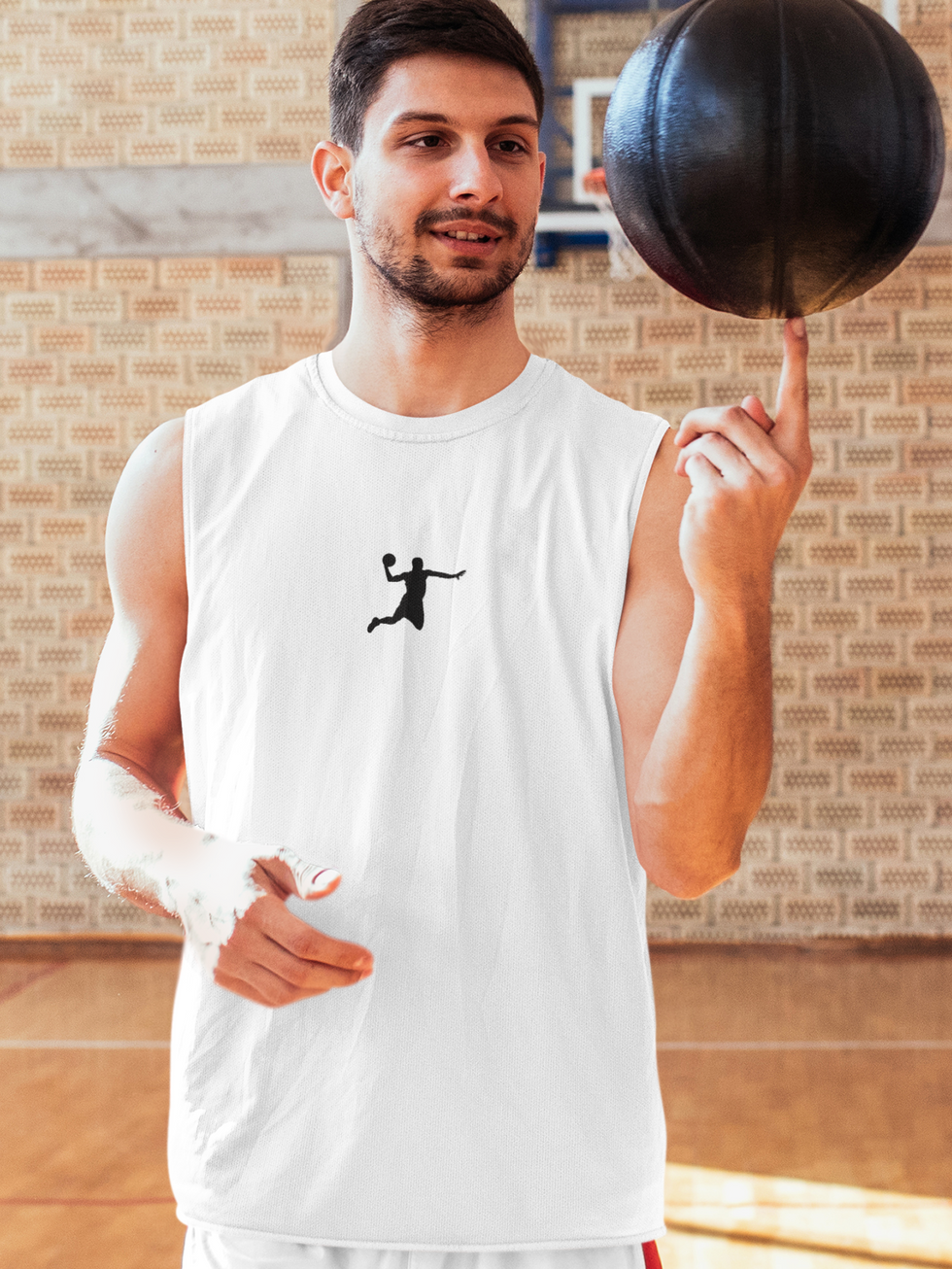 joeur de basket sur court, débardeur plan avec logo joueur - player shadow - centré devant
