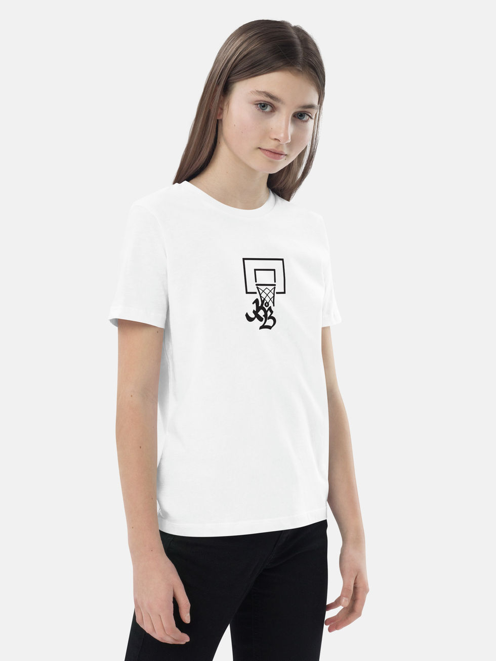 fille qui porte un tee-shirt blanc imprimé du sigle en noir de Krew of Ballers sous un panier de basket
