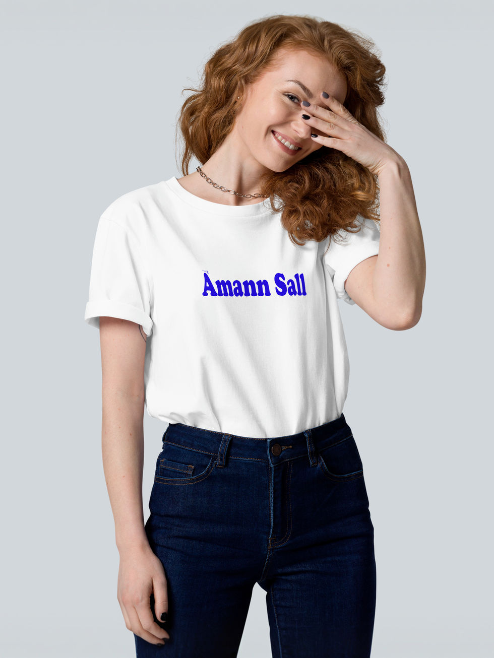 jolie femme souriante en tee-shirt blanc imprimé team amann sall