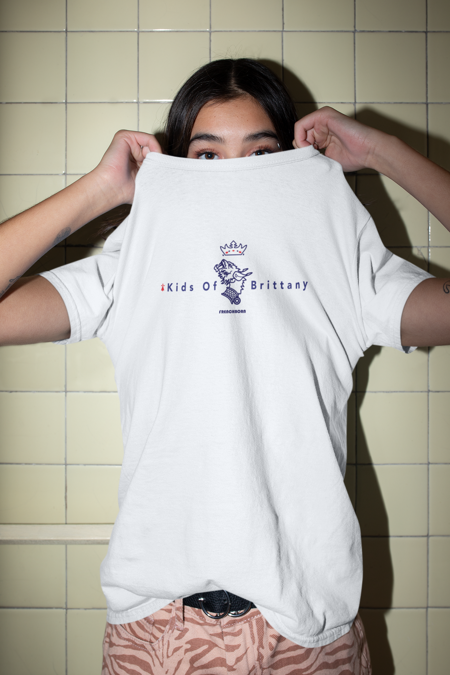 visage de femme dissimulé dans encolure tee-shirt blanc blanc avec logo bretagne