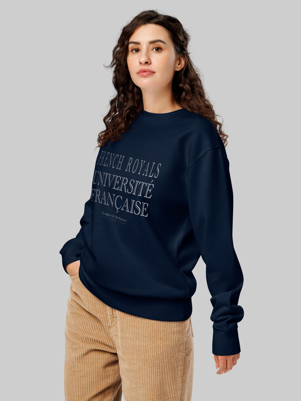 Femme en sweatshirt bleu marine imprimé French Royals' université Française devant, coupe relaxed