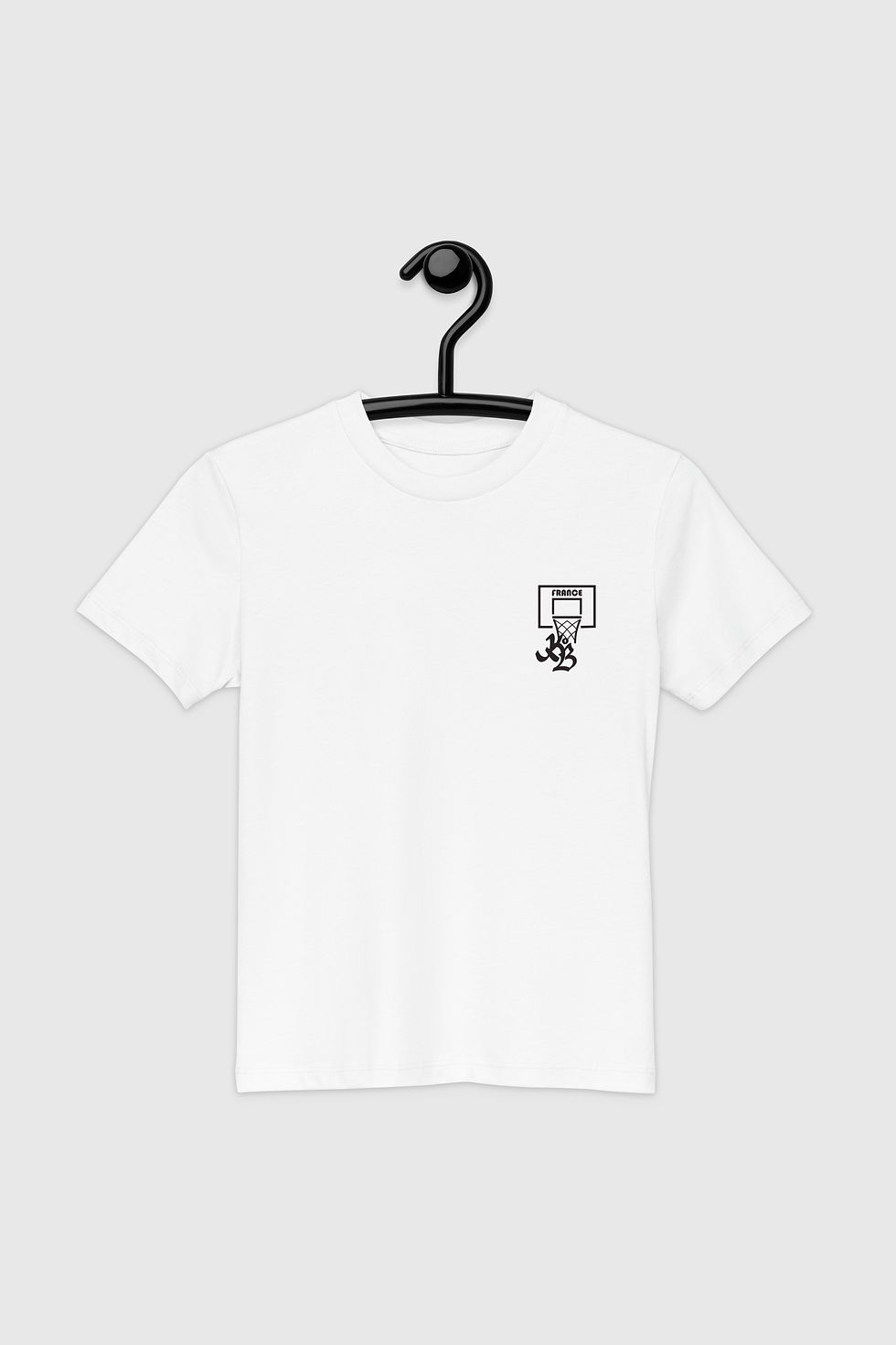 tee-shirt blanc sur cintre noir imprimé cote coeur du logo KOB surmonte d'un panier de basket France