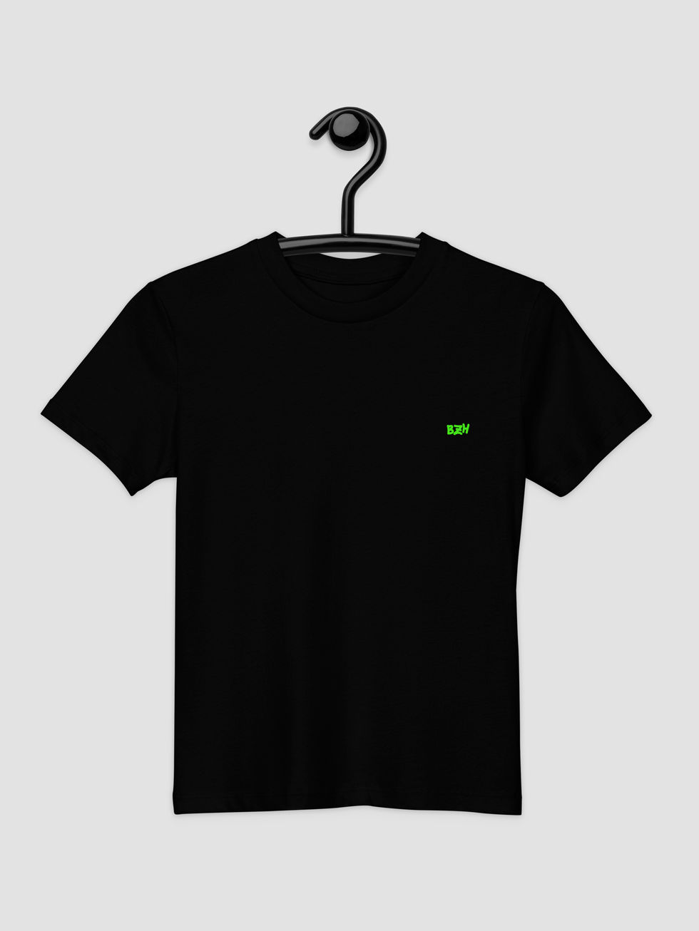 suspendu sur cintre noir, de face t-shirt enfant noir au micro logo bzh , sigle des bretons, en vert acide cote coeur