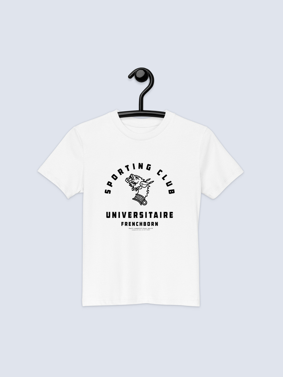 T-shirt Sporting Club Universitaire blanc suspendu sur cintre, affiché contre un fond neutre