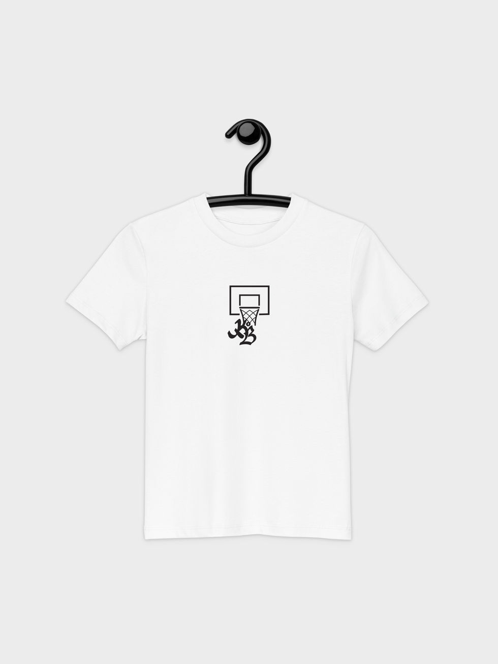 sur cintre noir, un tee-shirt blanc enfant imprimê en noir d'un panier de basket stylisé avec sigle KOB devant