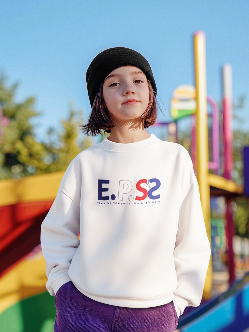 Enfant portant un sweatshirt blanc E.P.S.S devant un toboggan coloré, symbole d’énergie et de jeu.