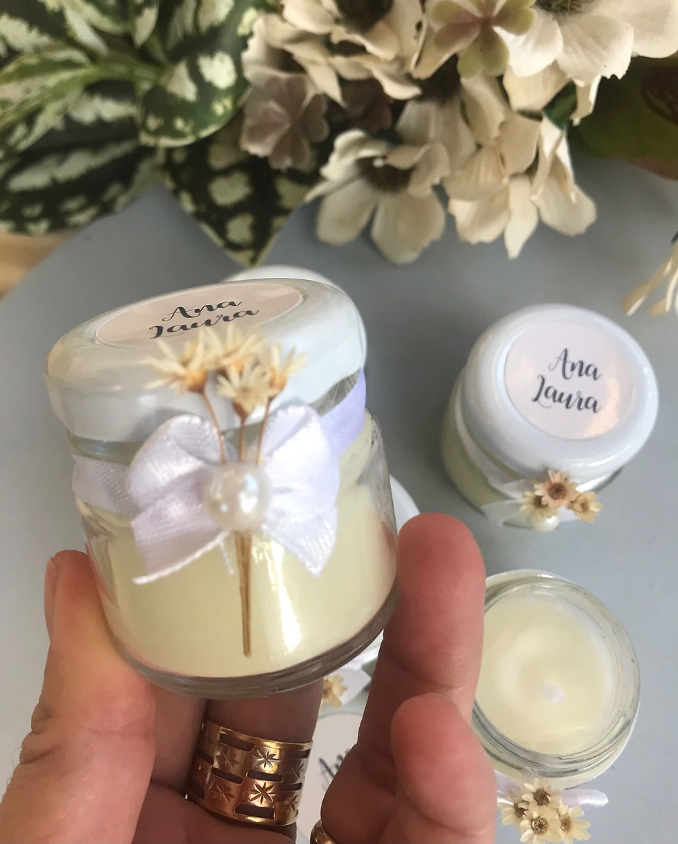 Vela no potinho com raminho de flor desidratada